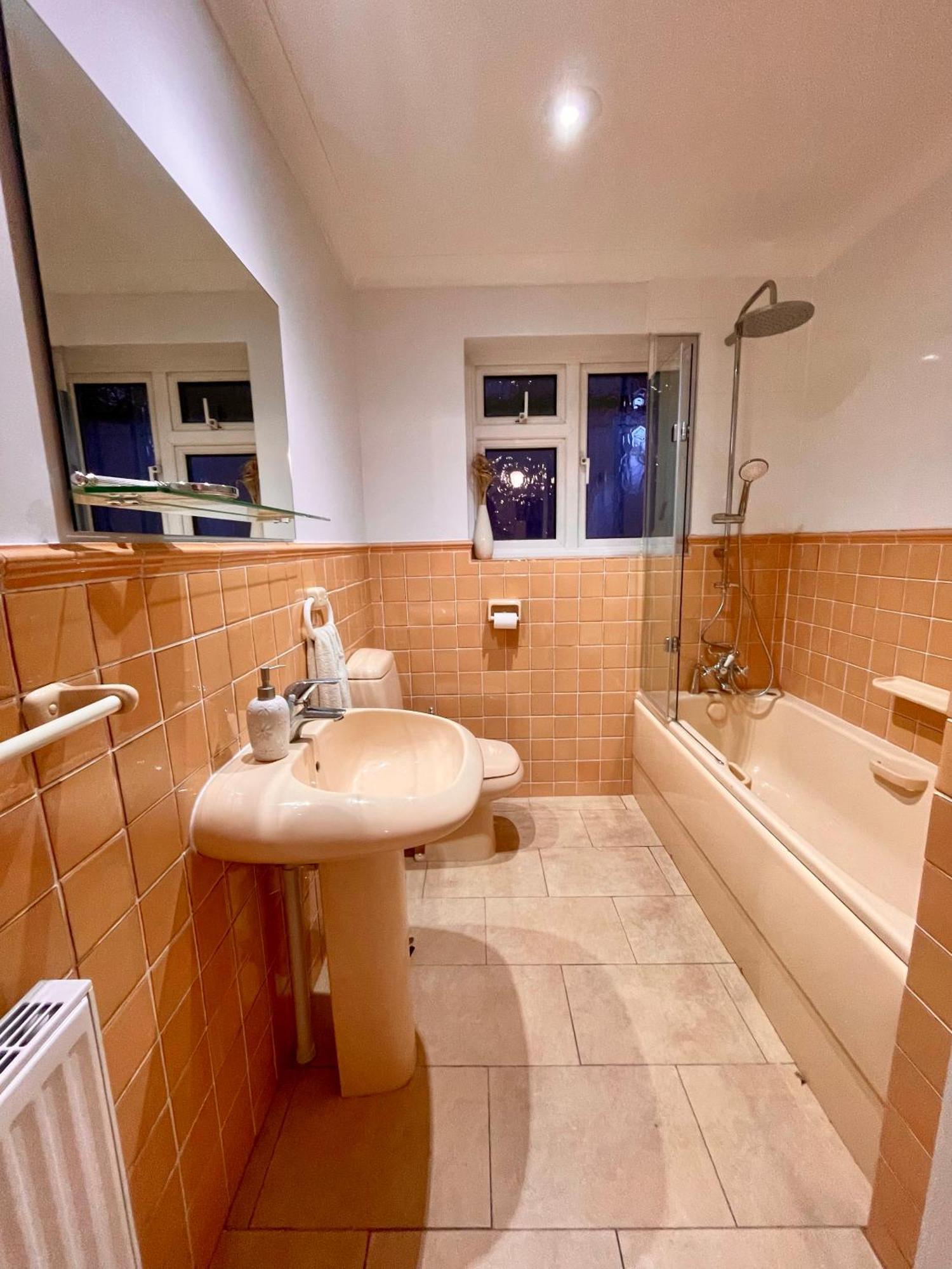 Charming Bournemouth House With Beautiful Spacious Gardens, 5 Min Drive To Beaches, Free Parking For 2-3 Cars Exterior photo