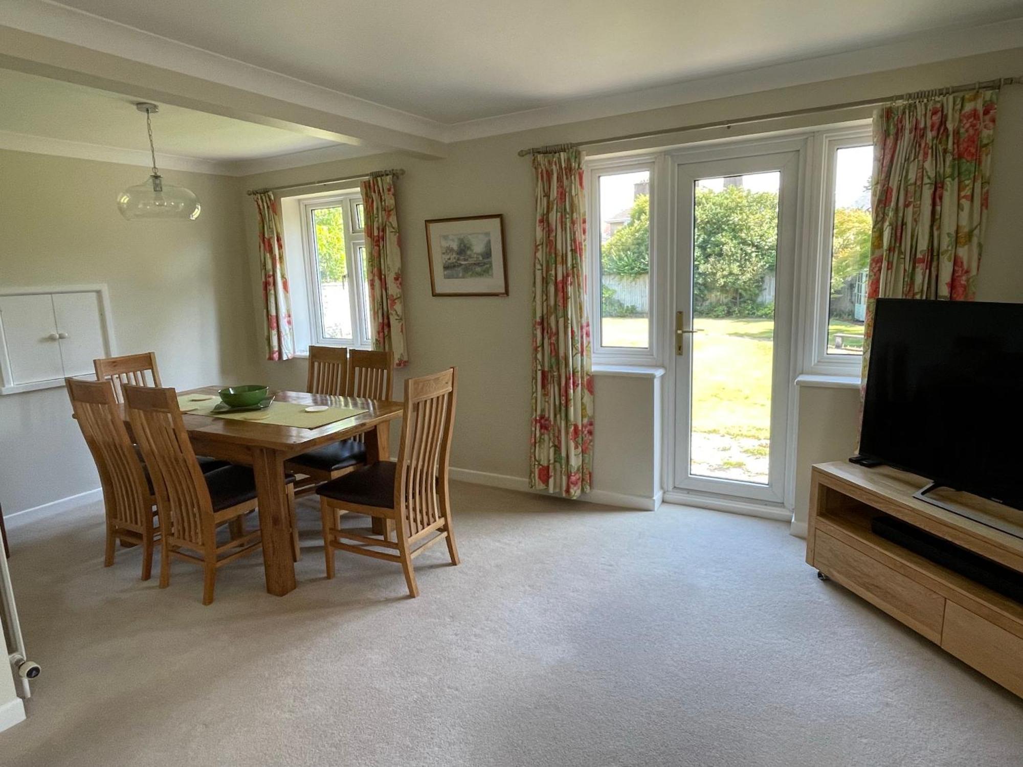 Charming Bournemouth House With Beautiful Spacious Gardens, 5 Min Drive To Beaches, Free Parking For 2-3 Cars Exterior photo